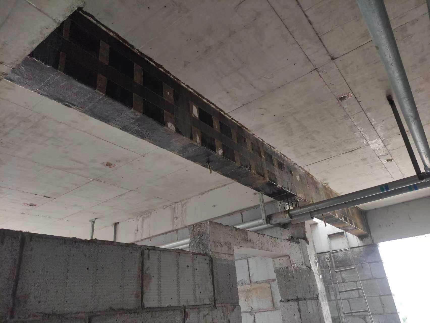 内江现浇楼板开洞运用碳纤维加固和粘钢加固